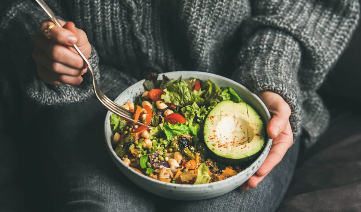 Frau beim Essen. Schale mit gesunden Produkten (Bowl)