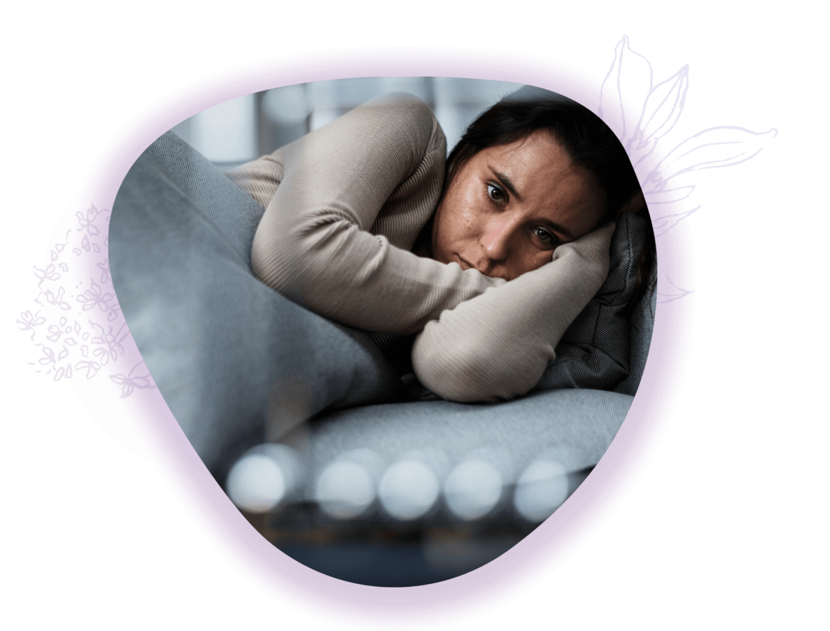Frau in depressiver Stimmung liegt im Bett